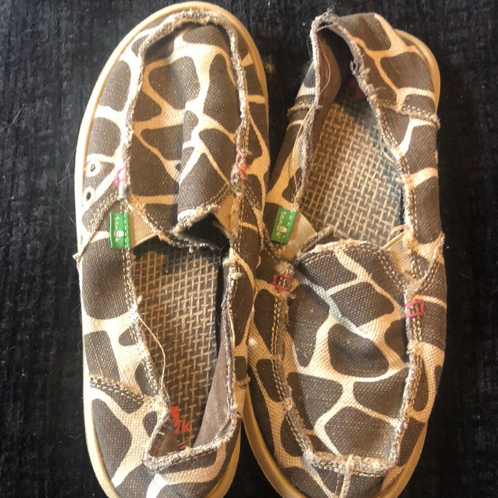 Sanuk Brown and Tan Slippers with Giraffe Print